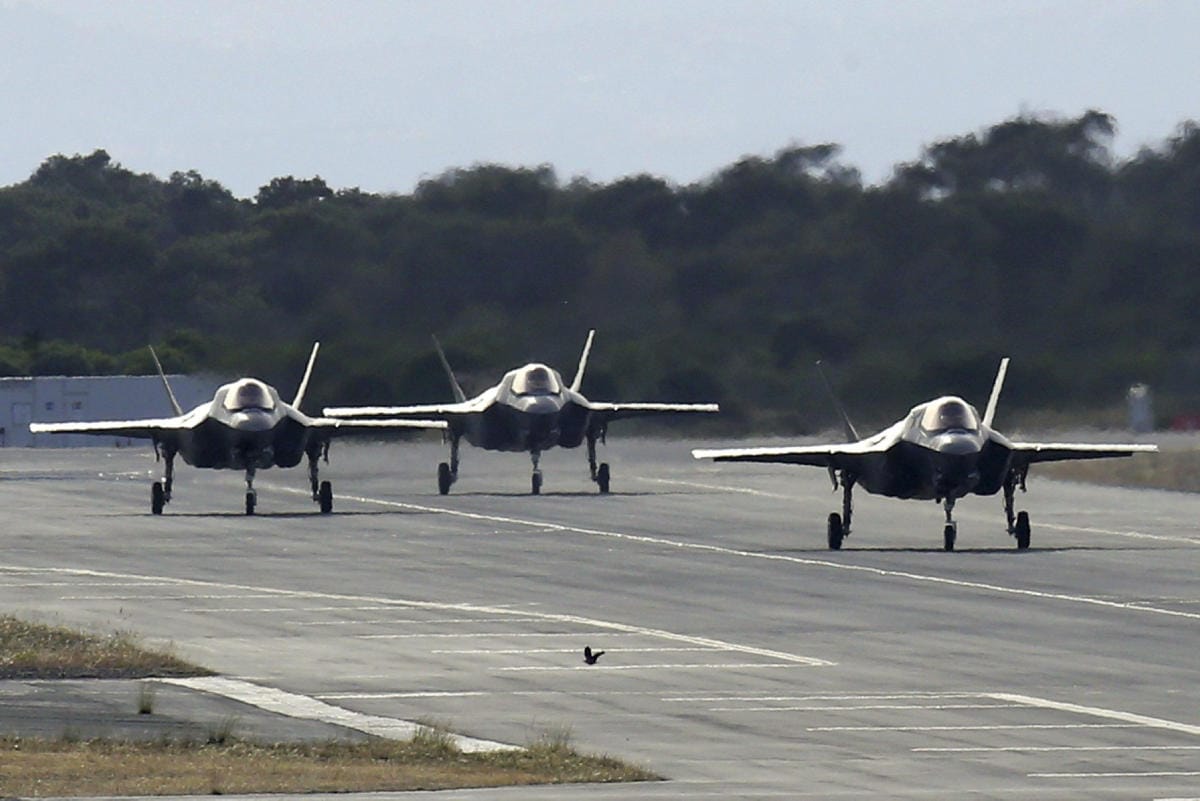 Britanniasta Kuopioon saapuvaan lento-osastoon kuuluu kaksi F-35B Lightning II -hävittäjää ja noin 60 ihmistä. Kuvassa britannialaishävittäjät laskeutuvat lentotukikohtaan Kyproksella vuonna 2019. LEHTIKUVA/AFP