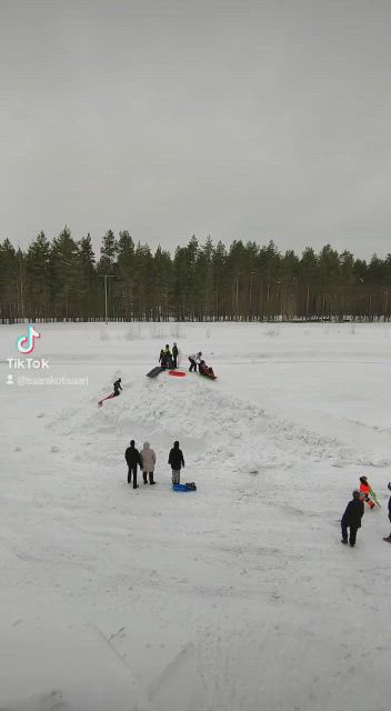 Tunnelmia Siikalatvan hevosurheilijoiden lauantaina Piippolan raviradalla järjestämästä laskiaistapahtumasta.