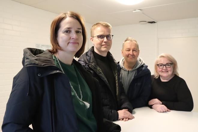 Anna Vuori (vas), Teemu Annala ja Matti Kauppi kävivät Vaahteramäessä Elina Anttila-Varpulan vieraina. KUVA: EEVA-LIISA KULJU