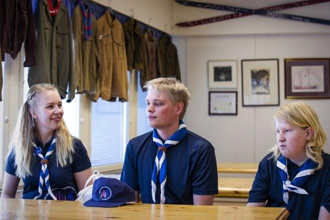 Maria Hirvilammi, Matti Ala-Hynnilä ja Onni Hagström ovat valmistautuneet maailmanjamboree-leiriä varten yli vuoden ajan. Leirillä solmitaan kansainvälisiä ystävyyksiä ja tehdään kauppaa kansallisilla partiotavaroilla. KUVA: PAULA KASKIMAA
