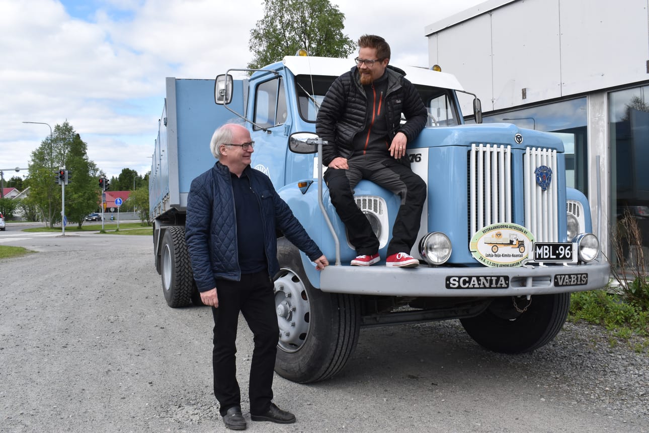 Timo Saarela ja Panu Päivärinta Kuusamon seudun mobilisteistä kertovat Kuusamoon tulevan noin sata veteraanikuorma-autoa.