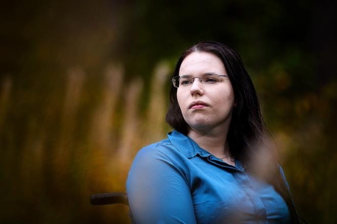CRPS-hermostosairautta sairastaa Suomessa noin 3 000 henkeä. Erika Laatunen unelmoi, että pääsisi vielä palaamaan rakkaan hevosharrastuksen pariin. KUVAT: MAIJA SAANIO