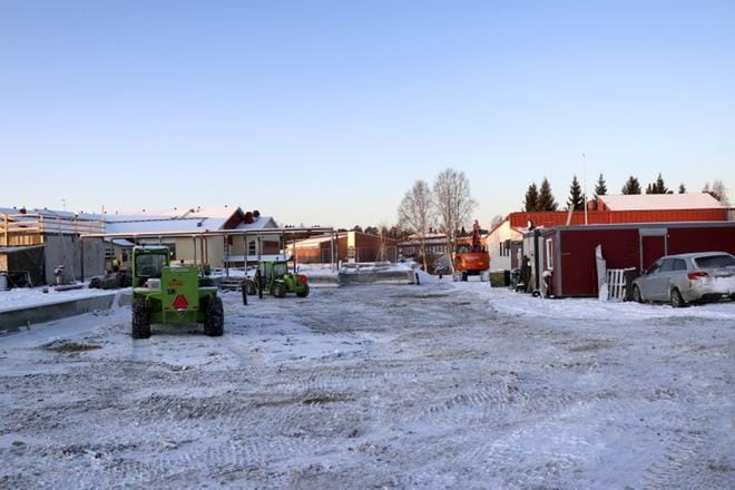 Koulukeskuksen alue nielee Lappajärveltä rahaa. Uusi koulu nousee vasemmalle, sen takana on lukio, perällä siintää ammattioppilaitos ja kirjasto on parakkien takana oikealla. Koulun on määrä olla valmiina vuoden 2020 lopussa. KUVA: JOHANNA KATAJA