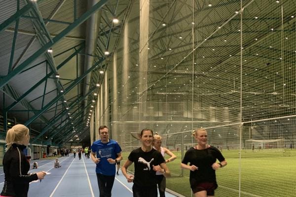 Juoksukoulujen ryhmät harjoittelevat kerran viikossa joko Botnia-hallissa tai maastossa. Lisäksi on luentoja. Kuvat: Vaasanseudun Areenat