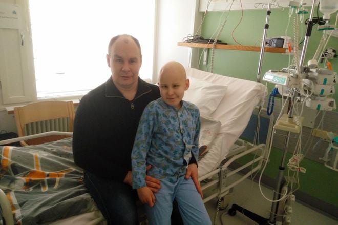 Juho Alasaaren leukemiaa hoidetaan Tampereen yliopistollisessa sairaalassa. Isä Kari Alasaari on hoitojen aikana poikansa tukena.