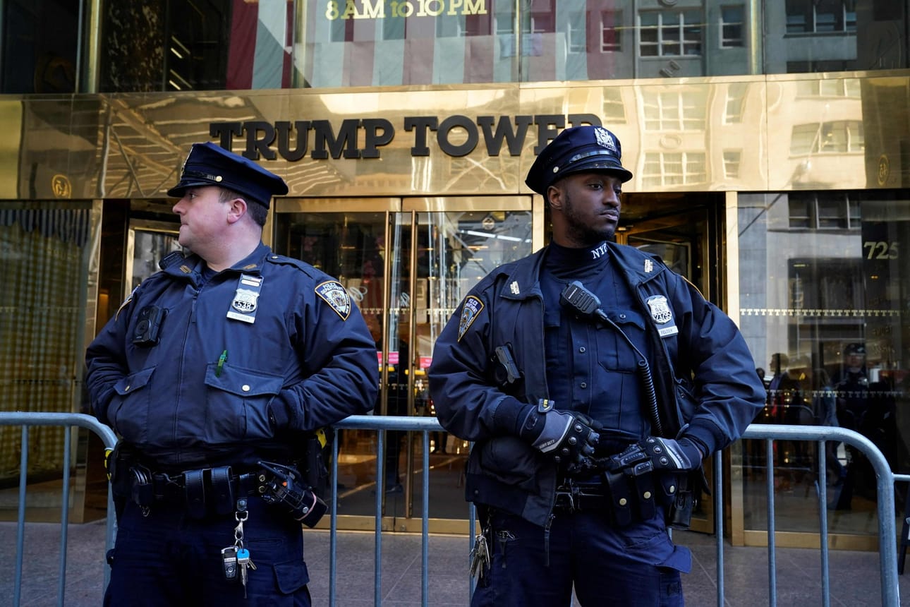 Poliiseja Trump Towerin edustalla New Yorkissa tiistaina. LEHTIKUVA / AFP