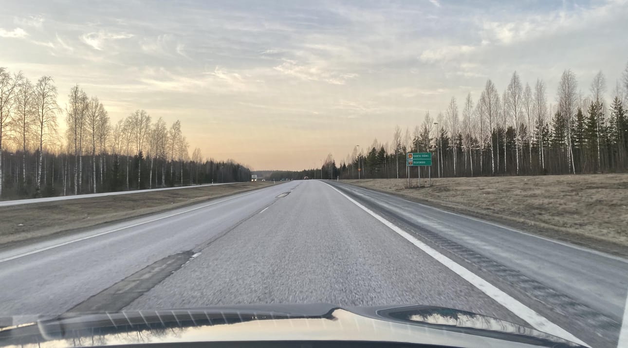 Keväällä autoliikenne on hiljentynyt Suomessa koronaviruksen takia.