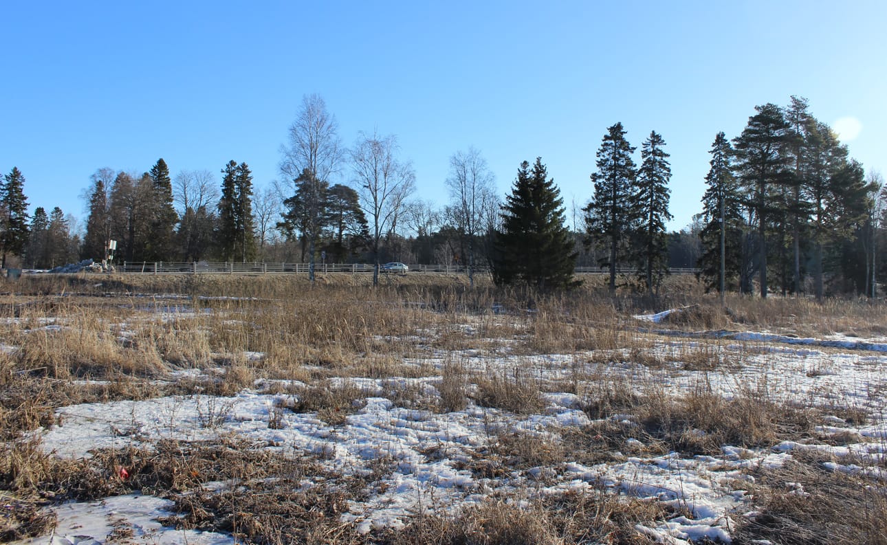 Esa Itälaakson yrityksen vuokraama tontti sijaitsee hyvällä paikalla Rautatiesillan vieressä.