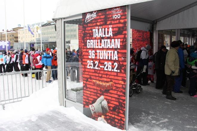 Lahden torilla oli lauantaina kolme tuntia Atrian grillauksen ME-kokeen aloittamisen jälkeen välillä pitkät jonot, kun yleisö teki tärkeän osansa kokeessa eli auttoi syömisessä. Sääntöjen mukaan kaikki grillatut tuotteet oli syötävä. KUVA: ARTO TAKALAMPI