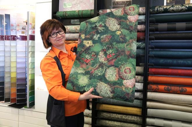 Mirva Koivula pyöräytti auki Van Gogh -malliston vihreävoittoisen tapettirullan,. KUVAT: ANU NAHKALA