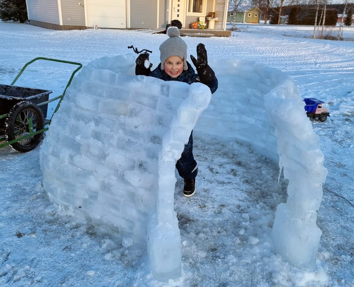 Vyötärön korkeudelle saakka iglun tekeminen oli helppoa.