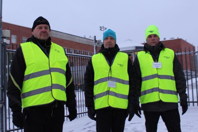 Teollisuusliittolaiset moottoriasentajat Mika Kivimäki, Martti Potka ja Ville Laiho pitivät huolta siitä, että mahdolliset rikkurit ainakin tunnistetaan. Miehet olivat iloisia siitä, että tuotannon väki pysyi poissa työpaikalta. KUVA: JARI JURKKA