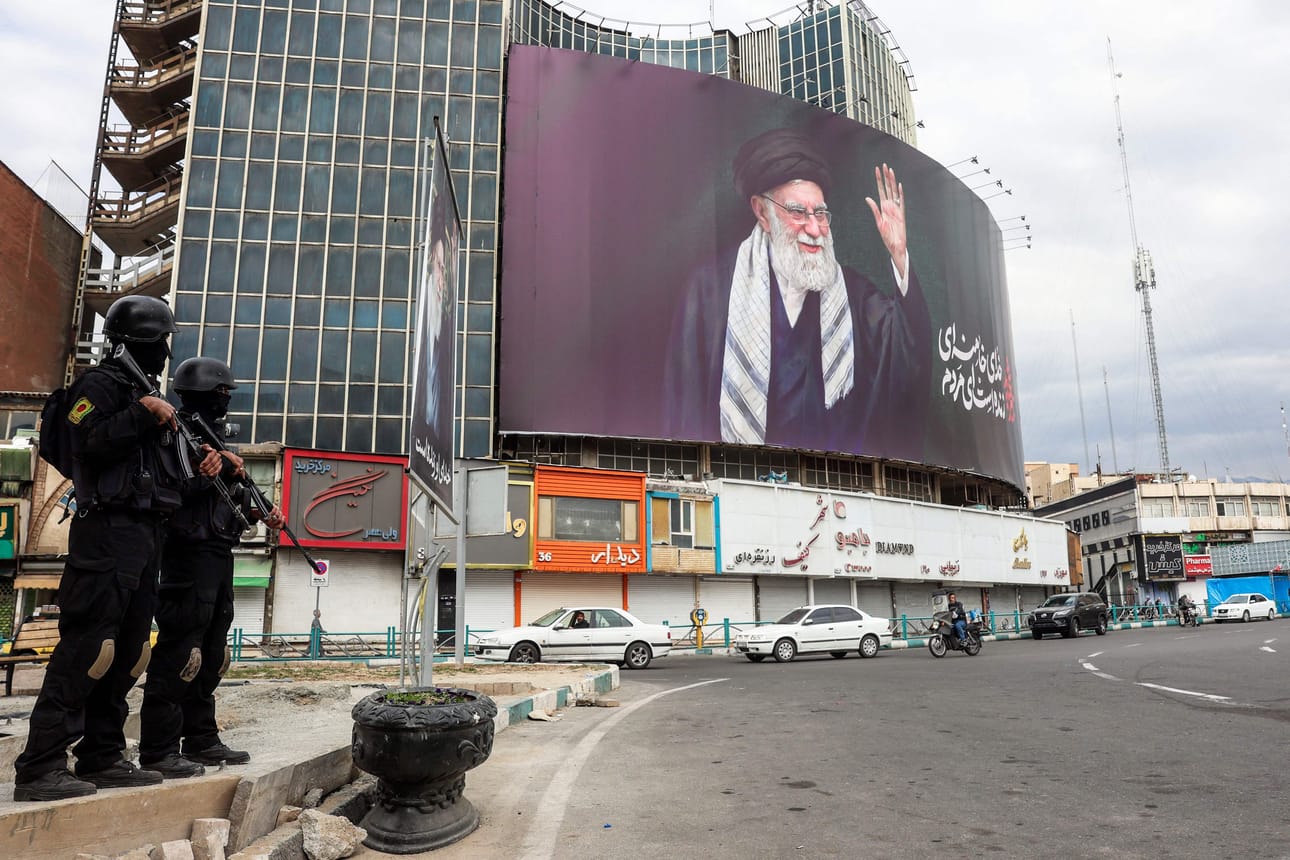 Ajatollah Ali Khamenein jättimäinen kuva tervehti vielä iranilaisia Teheranissa maanantaina.