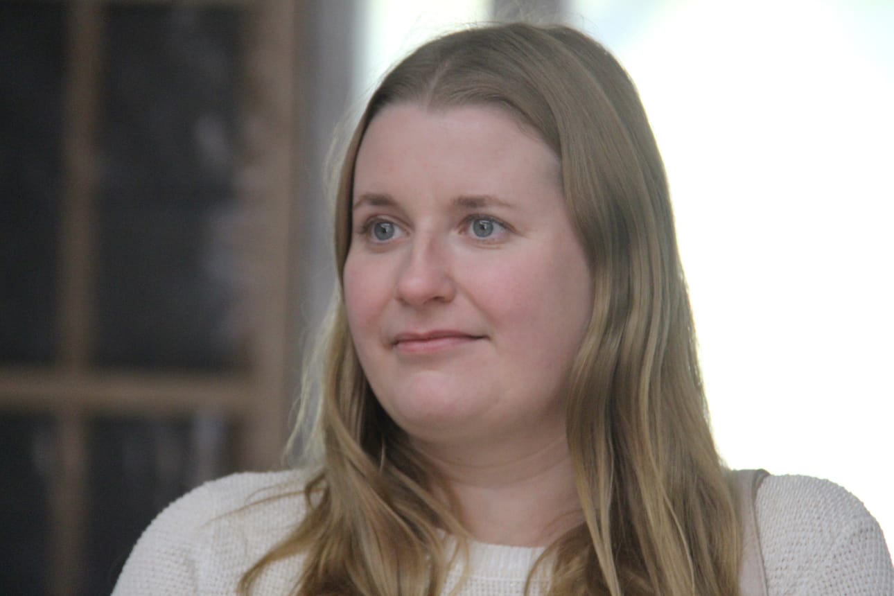 Anna Ruotsalainen on hoitanut Oulaisten kaupungin viestintää ja markkinointia syksystä 2022 lähtien. Nyt hänen määräaikainen työtehtävänsä on muuttunut toistaiseksi voimassa olevaksi työsuhteeksi.