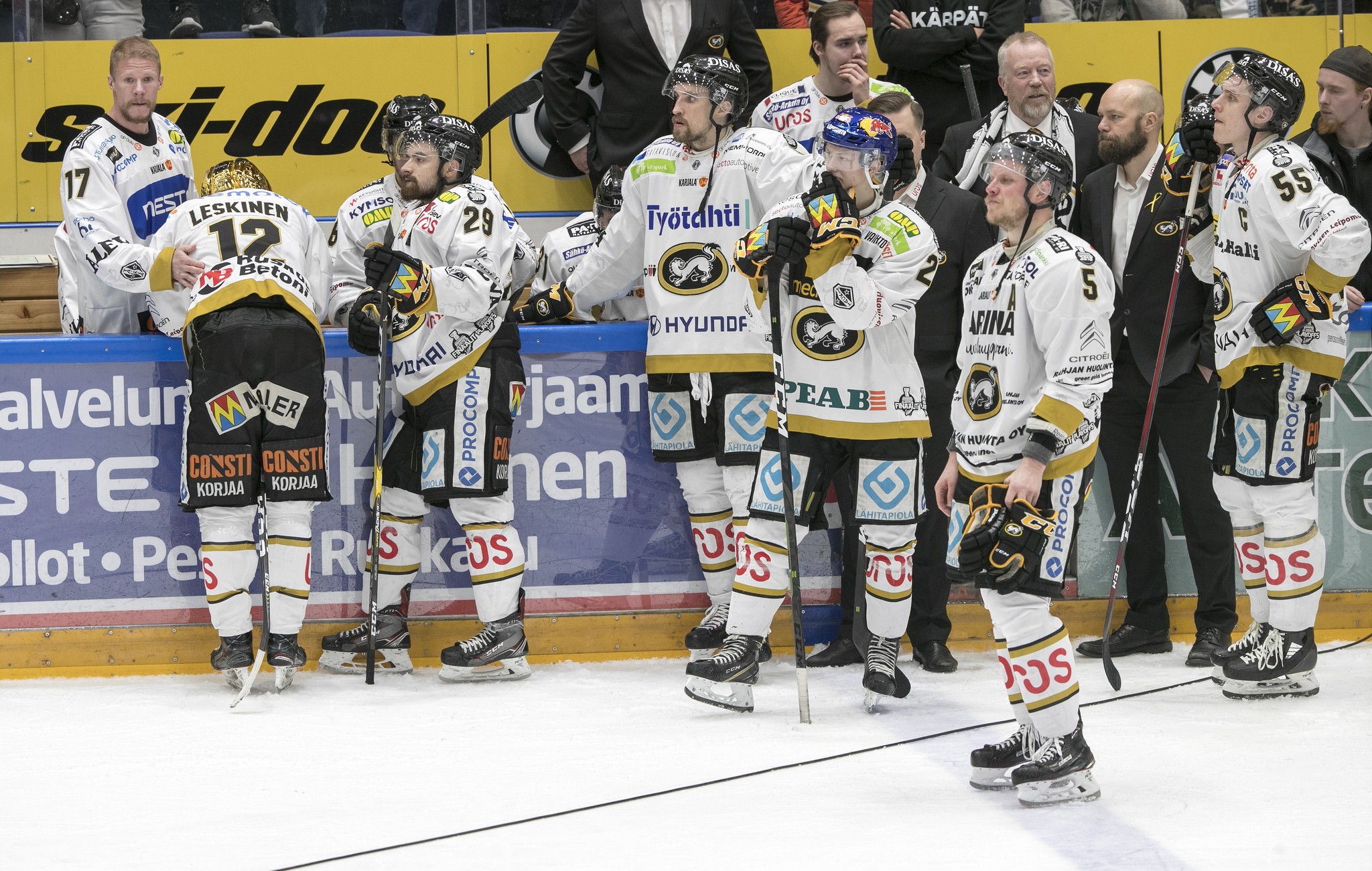 Kärppien pettymys oli käsinkosketeltava, kun Suomen mestaruus meni HPK:lle.
