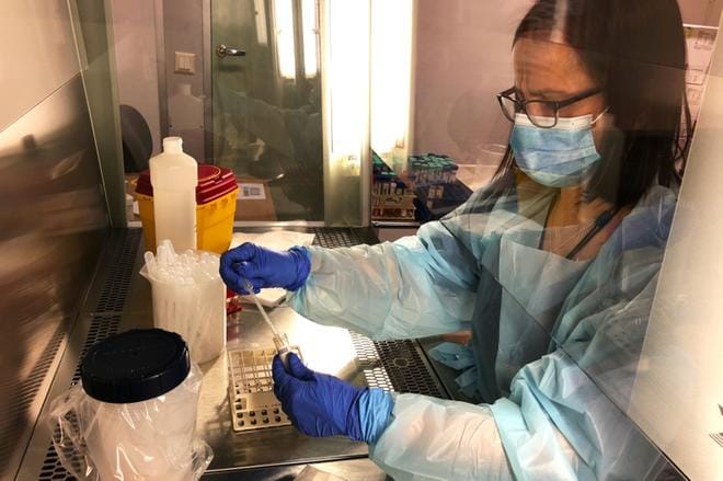 Koronatestin teko on käsityötä. Tässä laboratoriohoitaja Leena Lahtinen pipetoi näytteitä. Kuvat Virpi Kupiainen-Ämmälä