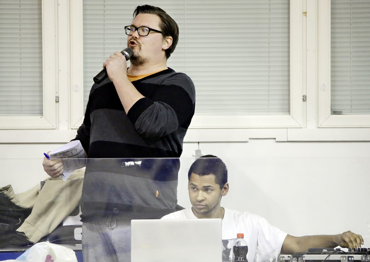 Tuukka Myllymäki selostaa Ynnin koripallopelejä.