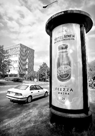 Kylmää kahvia. Kesäkuumalla kylmä kahvijuoma lisää kahvinjuonnin mahdollisuuksia ja kahvitalon toiveiden mukaan myös asiakaskuntaa.