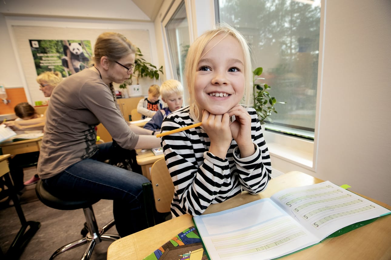 Elsa Salmela aloitti ekaluokan ja pääsi heti kuoroon. Se on ollut parasta. Takana opettaja Kati Koutonen.