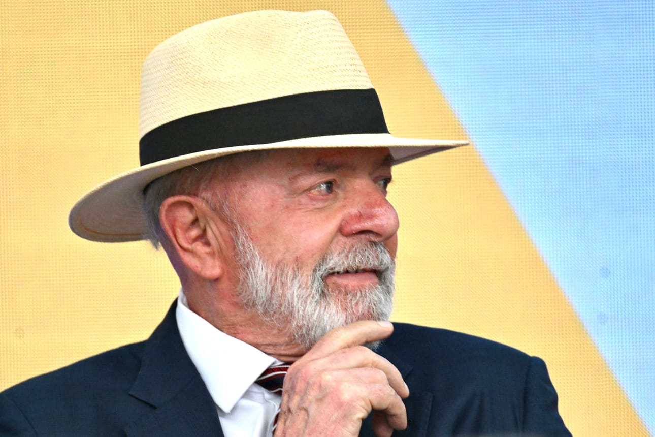 Brasilian presidentti Luiz Inacio Lula da Silva kertoo, ettei tarvitse enää panamahattua, jota hän oli käyttänyt julkisuudessa sairaalahoidon jälkeen. LEHTIKUVA/AFP