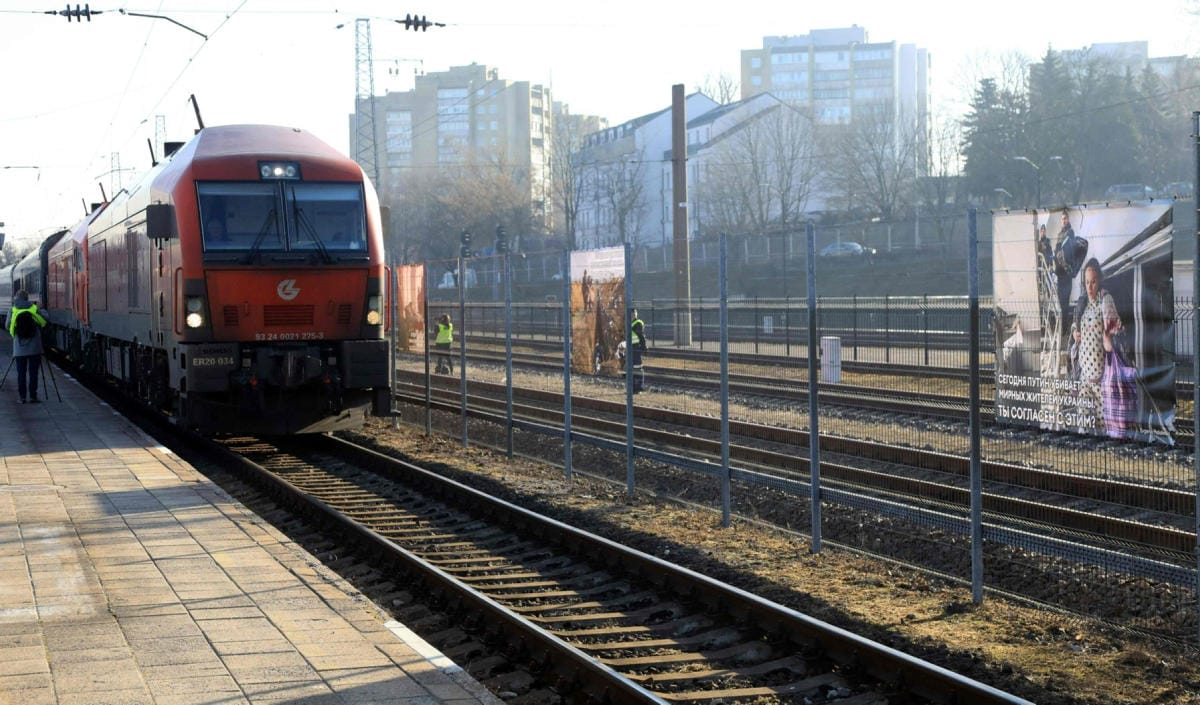 Venäjän on pelätty voivan käyttää sotilaallista voimaa päästäkseen Liettuan läpi erillisalueelle, ellei rautatiereittiä avattaisi. Moskovasta tullut juna pysähtyi maaliskuussa Vilnassa matkalla Kaliningradiin. LEHTIKUVA/AFP