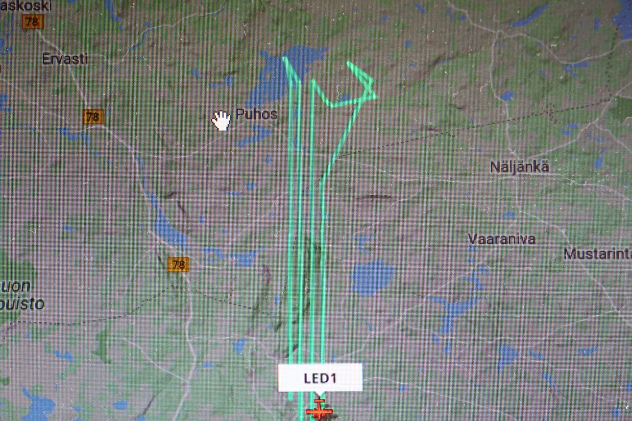 Kuvakaappaus Flight Tracker-sivustolta. Siinä näkyy Puhoskylään yltäneen keilauslennon reitti.