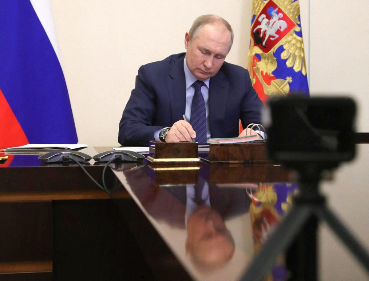 Venäjän presidentti Vladimir Putin piti perjantaina synkeän televisiopuheen, jossa hän syytti länsimaita Venäjän kulttuurin syrjinnästä ja vertasi boikotteja natsien kirjarovioihin. LEHTIKUVA/AFP