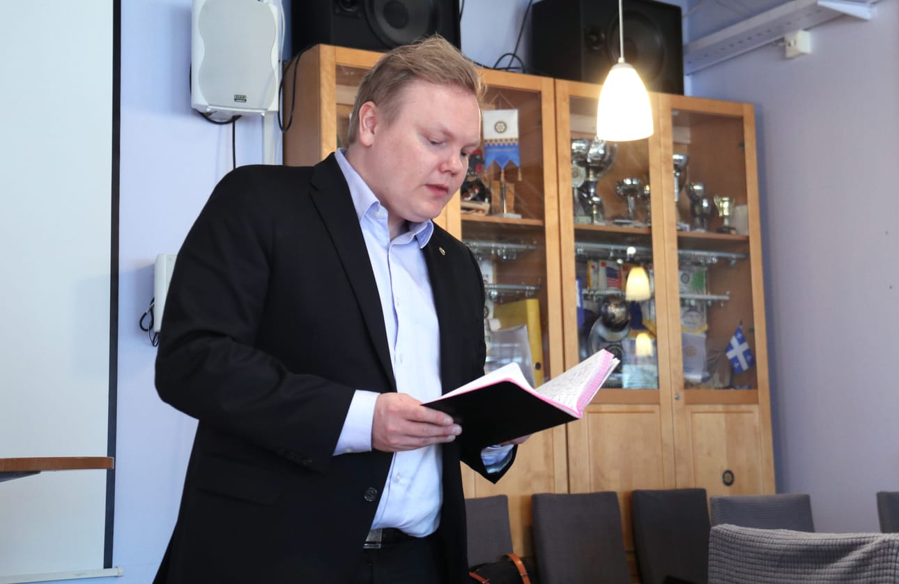 Ministeri Antti Kurvinen kirjasi kuulemansa mustakantiseen vihkoon.