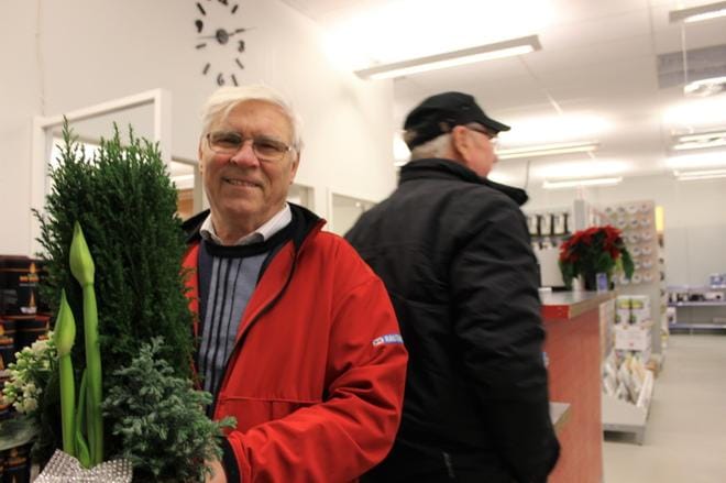 Kauppias Mikko Kivilahti vastaanotti Suupohjan Sanomien kukkatervehdyksen. KUVA: LOTTA KALLIO