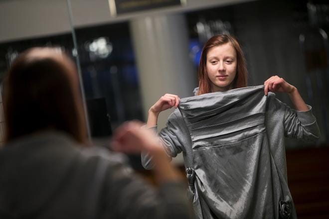 Vaasalaislukiolainen Amanda Laurila aikoo osallistua minimibudjetilla vanhojen tansseihin. KUVA: JAAKKO ELENIUS
