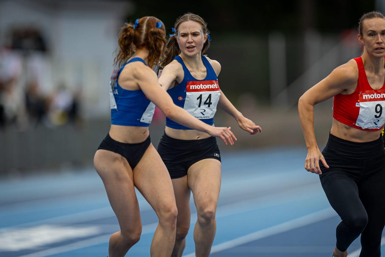 Eveliina Lehtola ojensi avausosuutensa jälkeen viestikapulan eteenpäin.