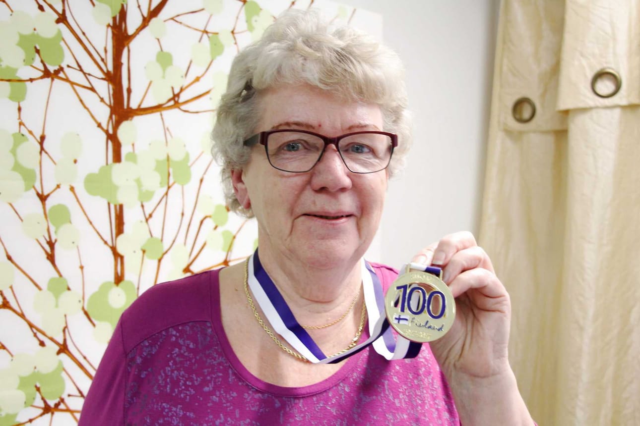 Kultamitali kimmeltää kaulassa SM-kilpailujen tuloksena. TonkKumia Marjatta Takkinen on harrastanut jo vuosia.