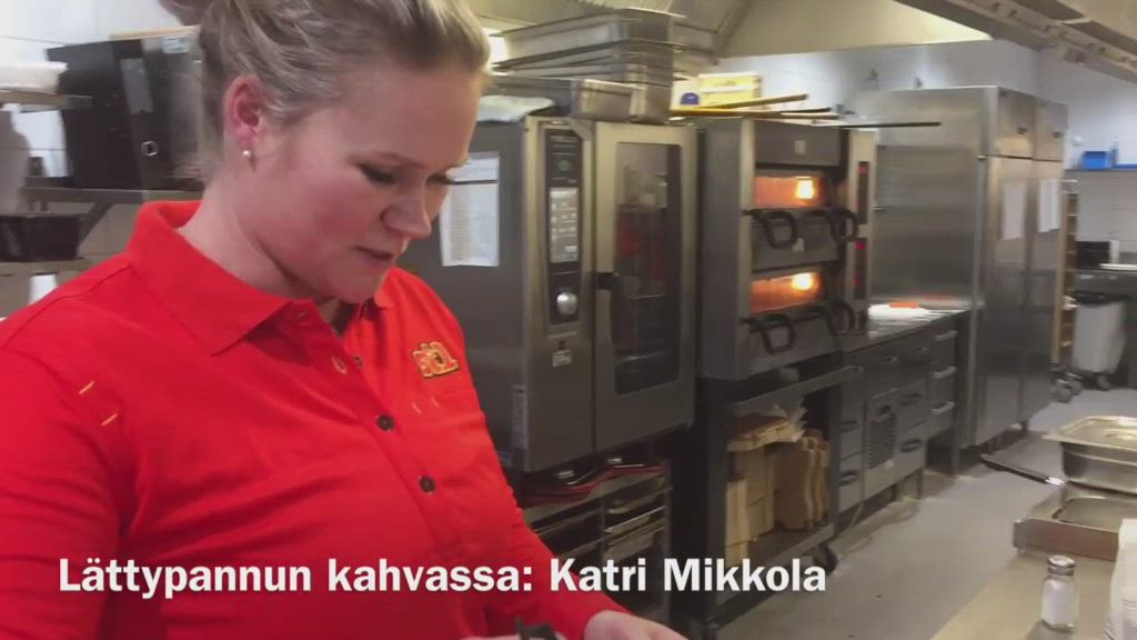 Mäkipeuran lätyt paistuvat muiden keittiöhommien lomassa