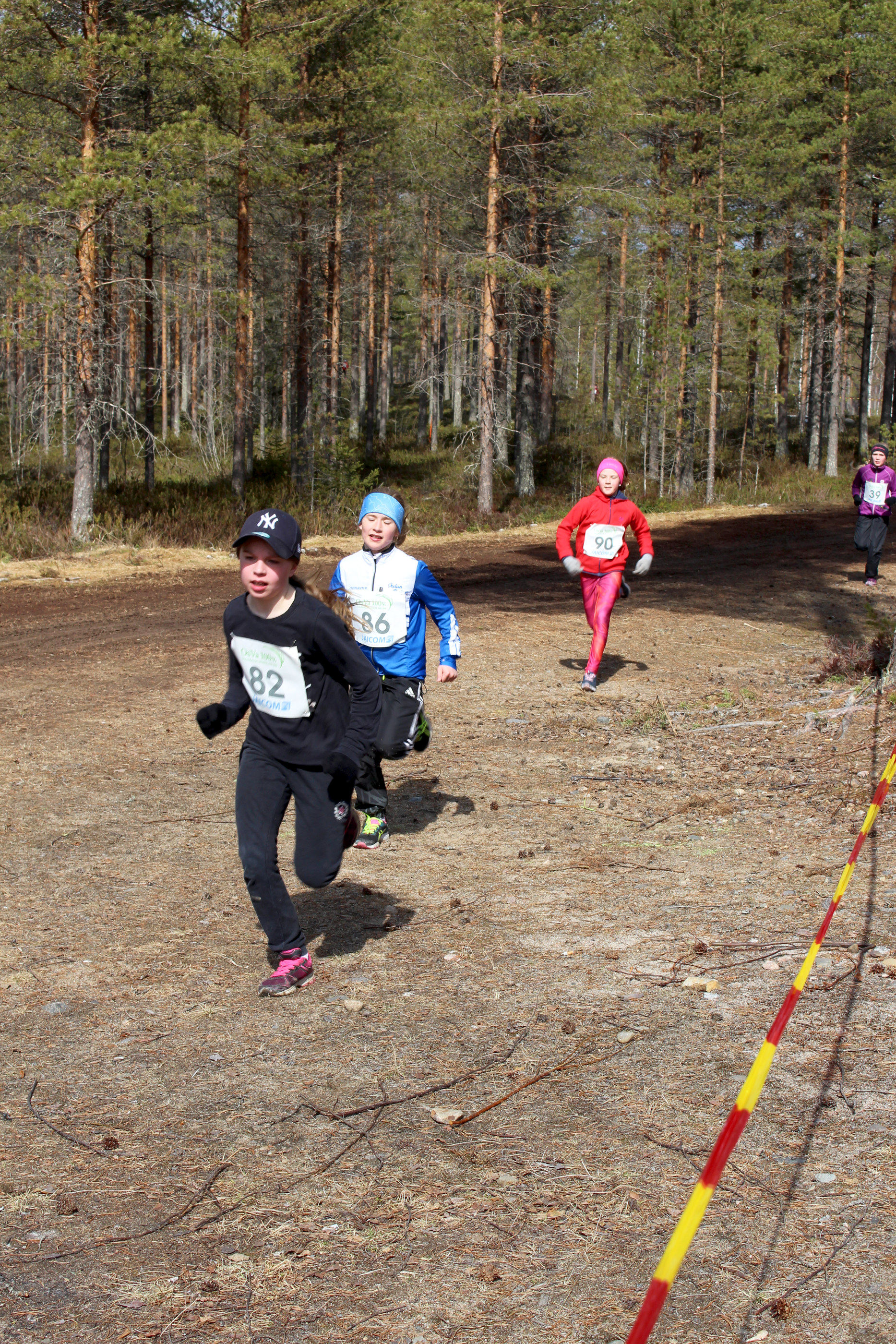 Kolmosluokkalaiset Pulkkilan pojat Eelis Karjalainen Miika Tuomaala, Mikael Oja-ajo ja Mikael Ahrens nauttivat eväitä auringonpaisteessa.