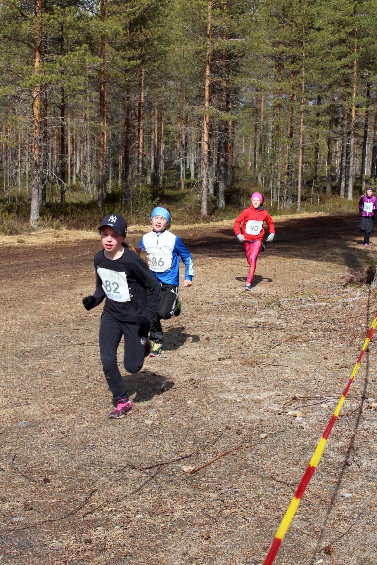 Kolmosluokkalaiset Pulkkilan pojat Eelis Karjalainen Miika Tuomaala, Mikael Oja-ajo ja Mikael Ahrens nauttivat eväitä auringonpaisteessa.