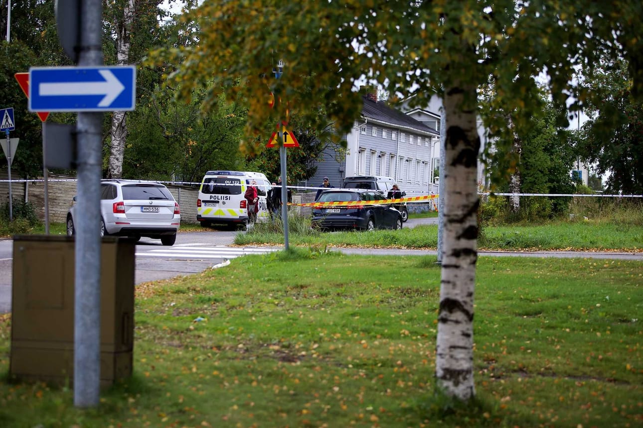 Kauppakadun eteläpuoleinen pää Fellmanin puistokadun varressa on eristetty poliisin nauhoin. Alueelta löytyi iltapäivällä kuollut nuori nainen.