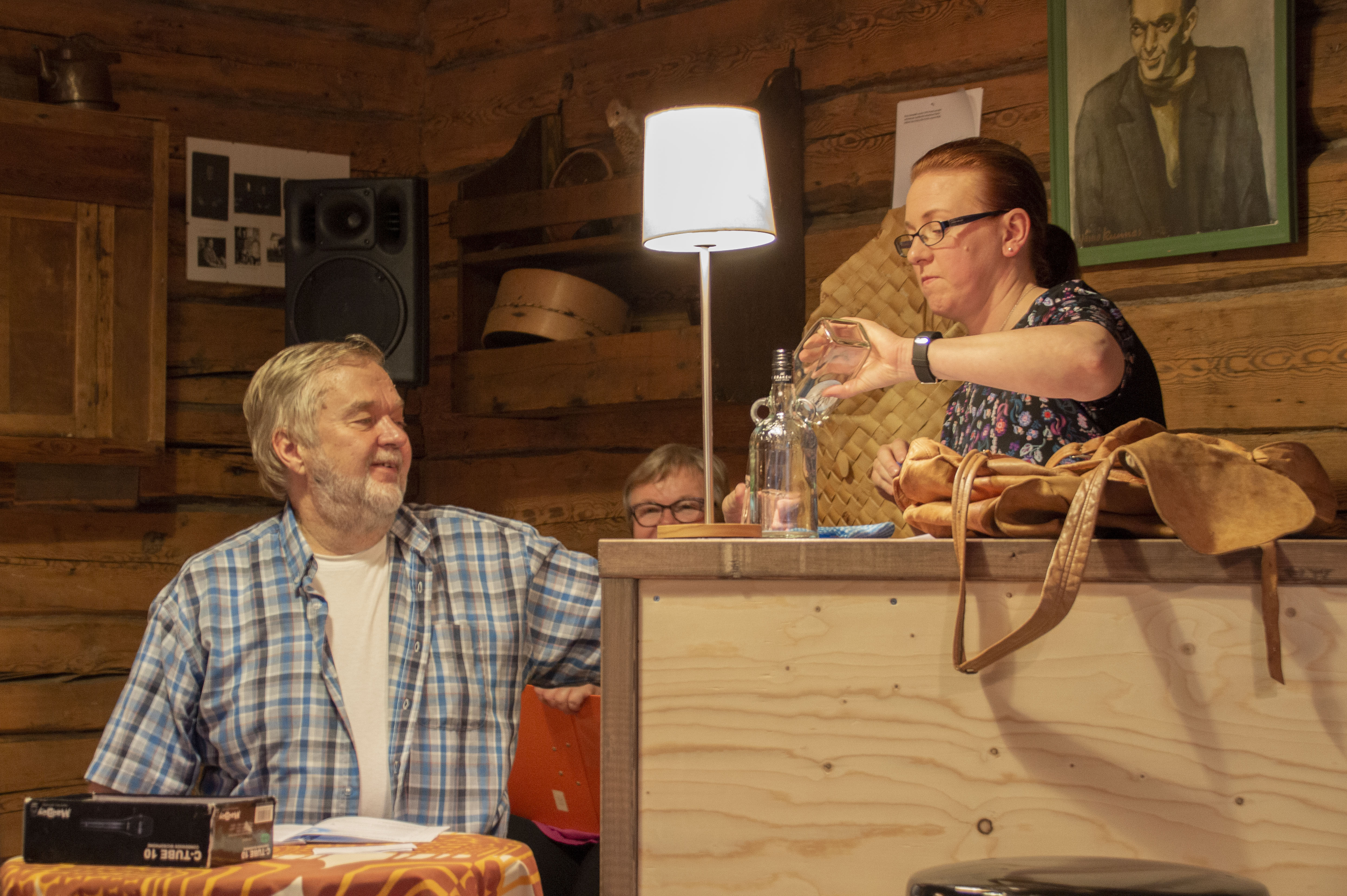 <p>Karaokeharrastajien esitys ei tuo lavalle pelkkiä laulajia, vaan kullekin on kehitetty oma tarinansa, jonka mukaan he esitykseen eläytyvät. </p>