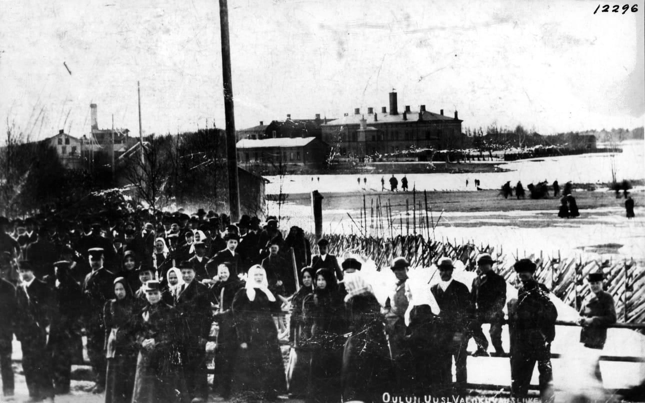 Oululaisia Kasarmintiellä rautatiesillan vihkimistilaisuudessa 1886.