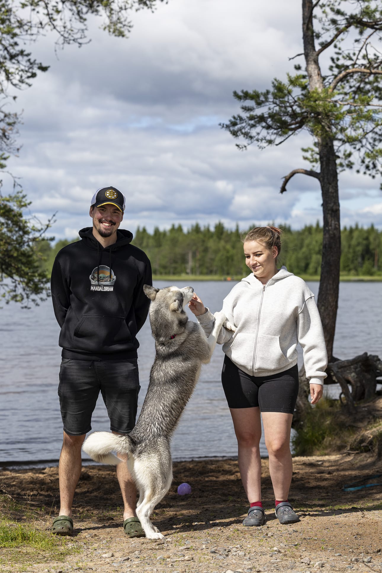 Ivanka ja Sven Lopušný muuttivat kolmen huskykoiran kanssa Slovakiasta Rovaniemelle noin kaksi vuotta sitten. Herkuista tykkäävä Snips-husky täyttää kolme vuotta elokuussa.