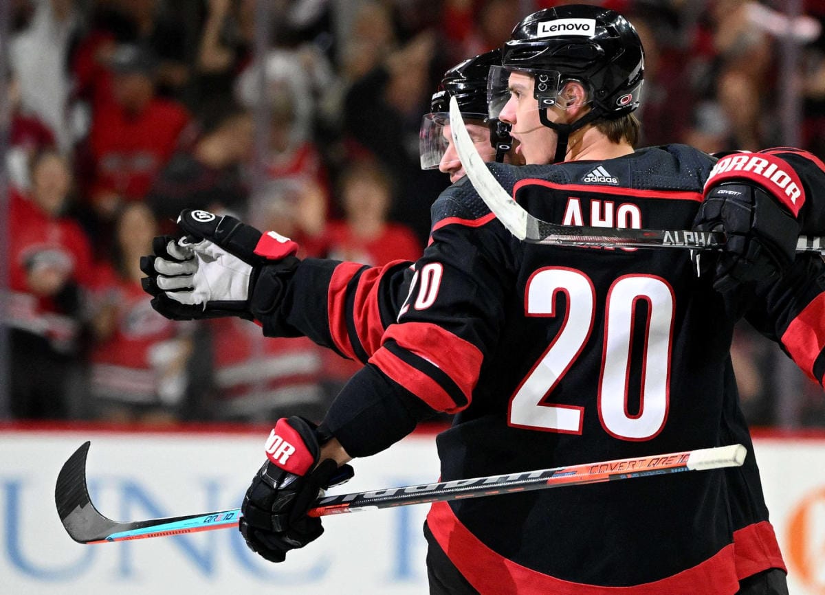 Carolinan ykkösnimi oli joukkueen suomalaishyökkääjä Sebastian Aho, joka teki kaksi maalia. LEHTIKUVA / AFP