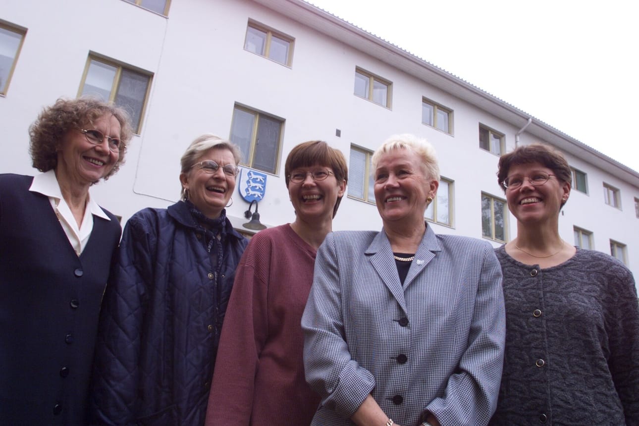Limingassa naiset olivat vahvassa johdossa jo vuonna 1999. Vasemmalta sosiaalijohtaja Eeva Kokko, rehtori Marjatta Pylvänäinen, kunnansihteeri Sinikka Vehkalahti, kunnanjohtaja Marjatta Keisu ja taloussihteeri Terttu Suvitie.
