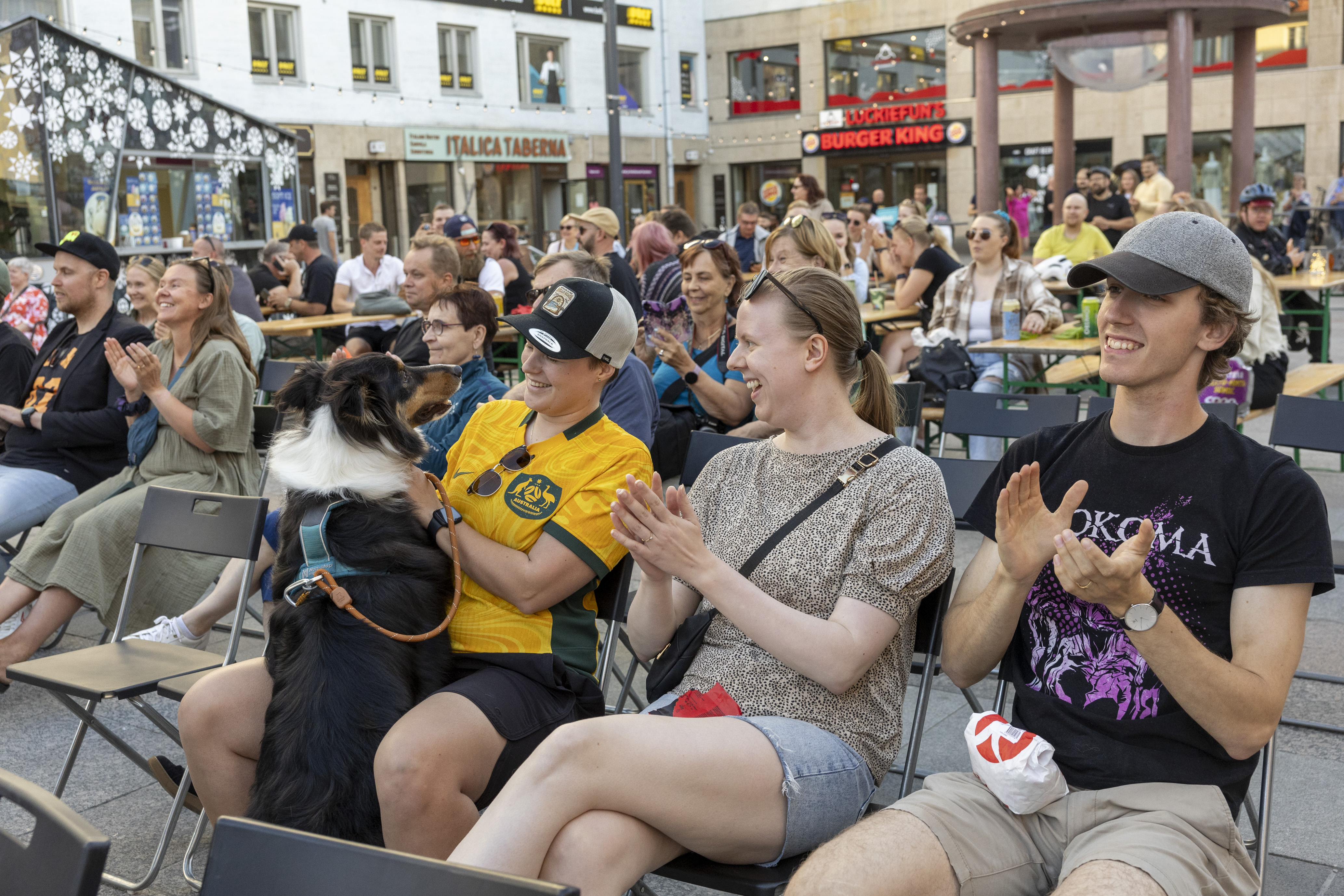 Rotuaarin kisakatsomossa seurattiin leppoisasti naisten seiväshyppyä – hyvä sää houkutteli ihmisiä paikalle