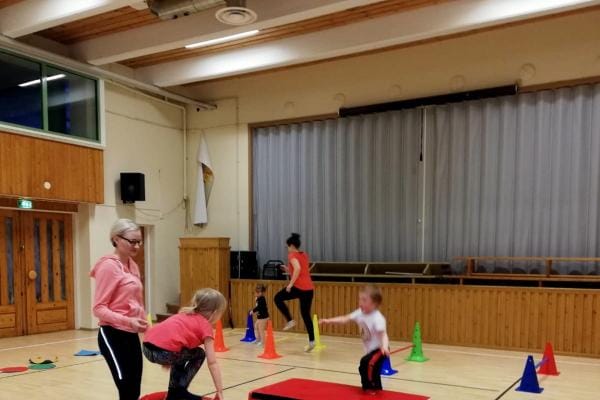 Viime talven suosituimpia ryhmiä oli perheliikunta, jota tänä vuonna ohjaavat Kallion perheen vanhemmat Beata ja Arttu. Paavolan koululla keskiviikkoisin klo 18.15 kokoontuvaan ryhmään toivotaan 2-5-vuotiaita aikuisen kanssa.