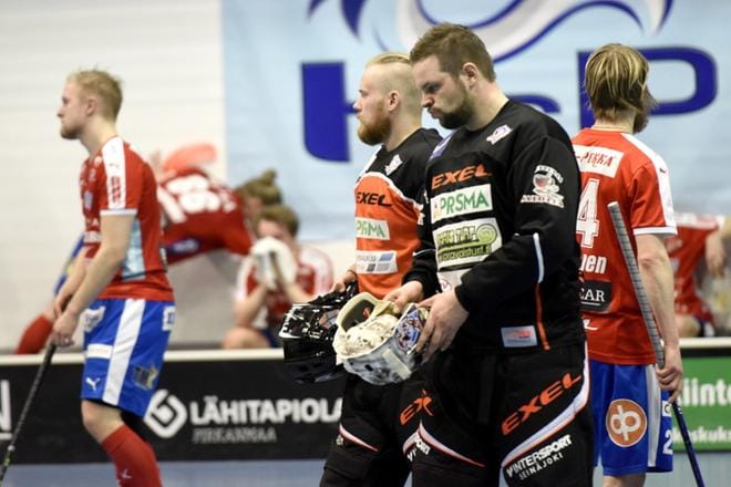 Peliveljien maalivahtikaksikko Julius Kivimäki ja Hannes Hannula poistui kentältä allapäin. KUVAT: MERJA OJALA