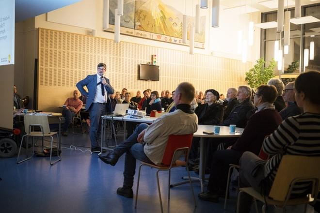 Mustasaaren kunnanjohtaja Rurik Ahlberg esitteli lyhyesti Vaasan kanssa neuvoteltua liitossopimusluonnosta. – Aluelautakunnat ovat mahdollisuus kaupunginosalle ilmaista tahtonsa esimerkiksi lausuntojen kautta, mutta tällä ei ole kovin paljon päätäntävaltaa, se on sanottava, totesi Ahlberg. KUVAT: JARNO PELLINEN