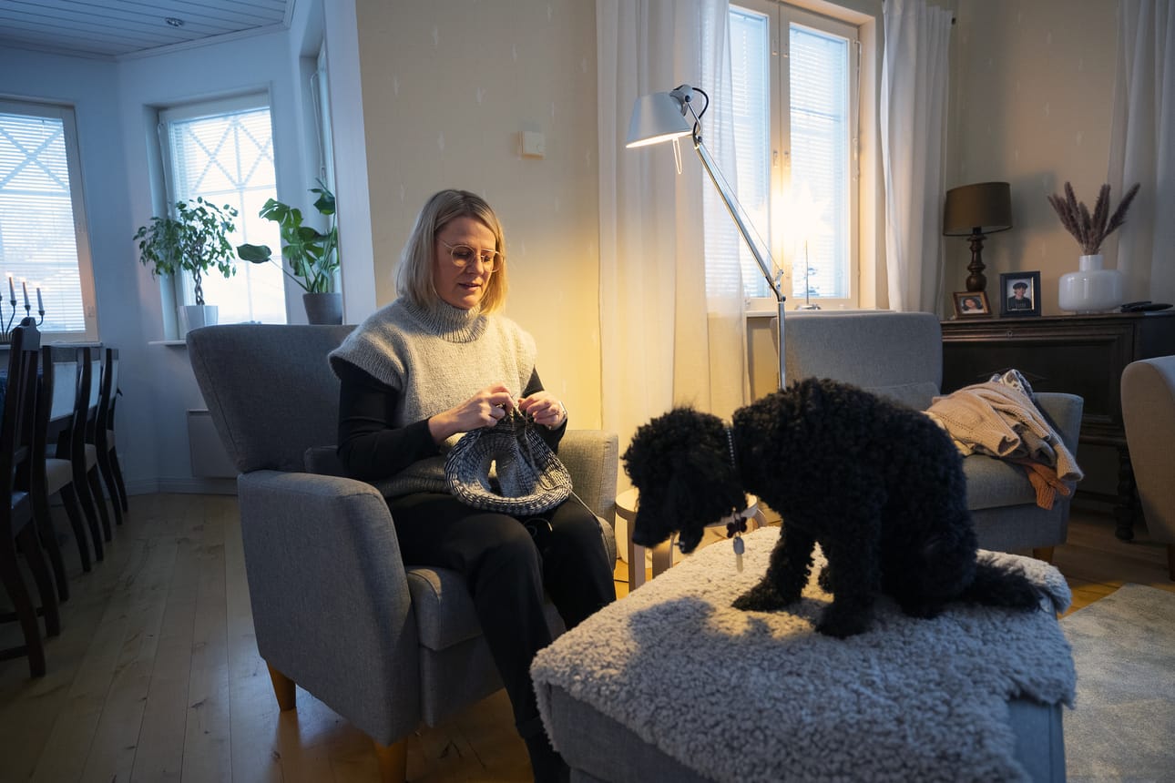 Nina Salmen illat kuluvat nykyään usein neulomisen parissa, vaikka ennen hän ei juuri piitannut käsitöistä. Seurana on villakoira Donna.