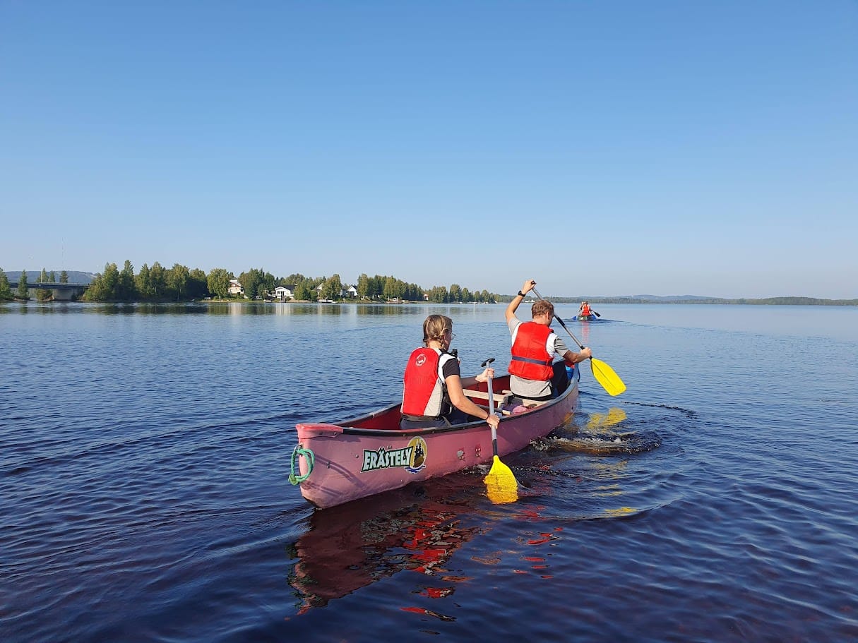 Seikkailukisassa eteneminen vaatii sekä fyysistä kestävyyttä että nokkelaa ongelmanratkaisukykyä. Rastitehtävät haastavat osallistujia monipuolisesti.