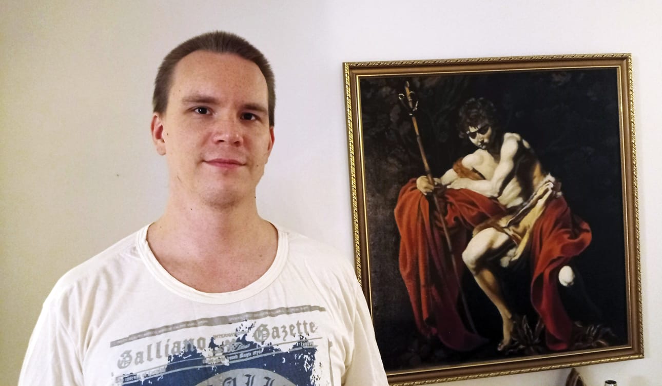 Kristian Kaikkonen lähetti toimitukseen kuvan, jossa hän seisoo vierellään jäljennös Caravaggion taulusta, jonka hän on itse maalannut.