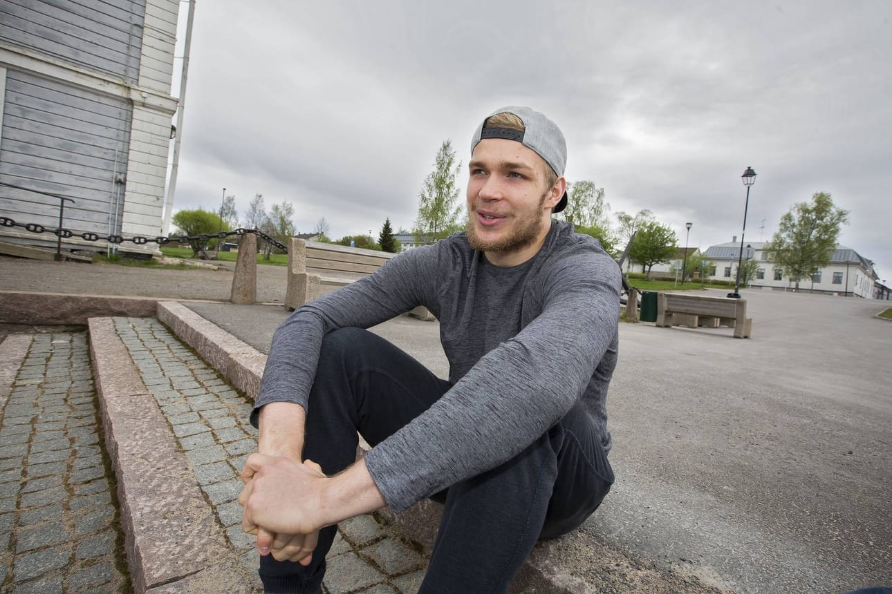 Miikka Salomäki oli viime vuonna näihin aikoihin jo Raahessa viettämässä kesälomaansa. Nyt loma saa odottaa, sillä mies voittaa Stanley Cup -pokaalin.