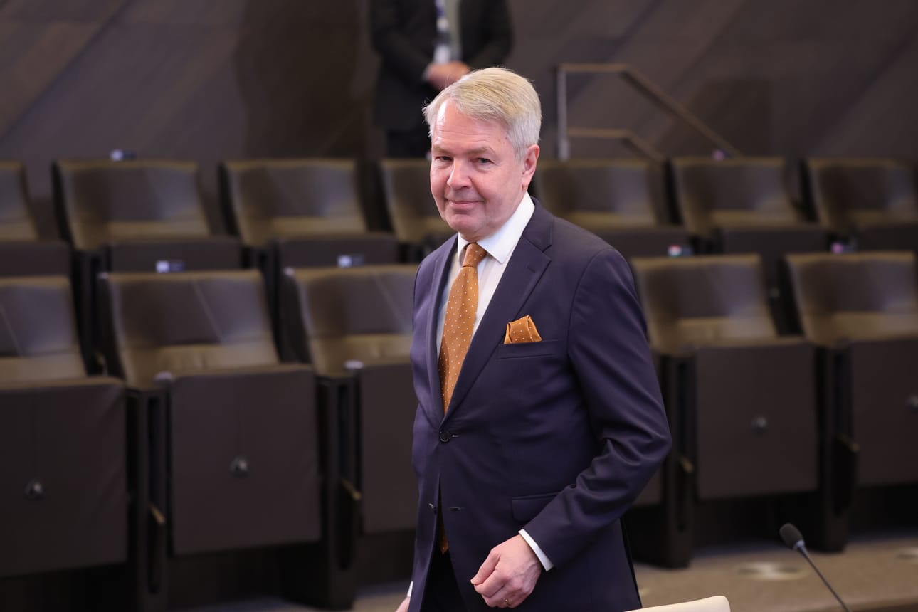 Ulkoministeri Pekka Haavisto (vihr.) johtaa Ilta-Sanomien presidenttikyselyä.